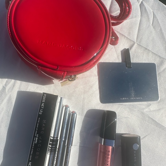 MARC JACOBS Mini Red Patent Leather Crossbody Circle Canteen Bag w/makeup - Picture 3 of 11